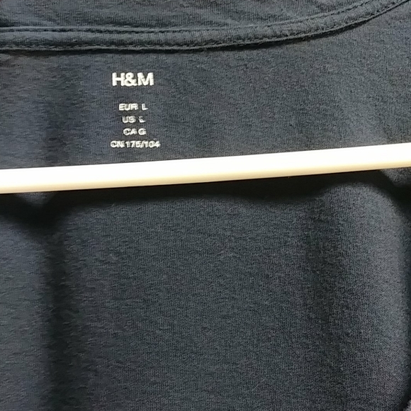H&M Navy t-shirt👕 - Picture 3 of 6